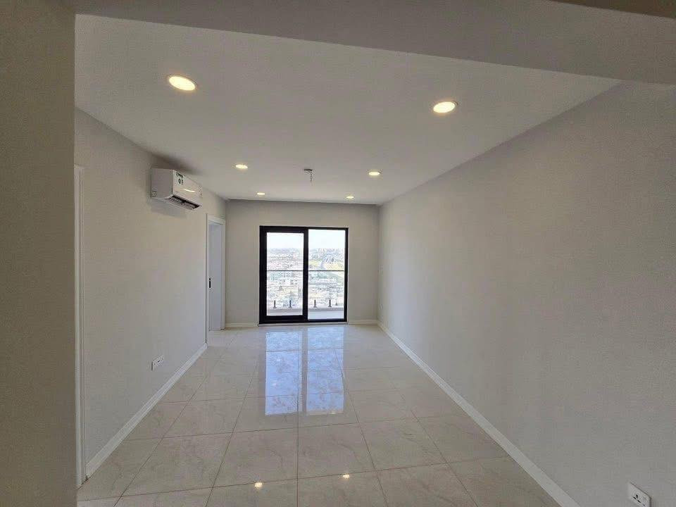 شقة للبيع مجمع الروان السكني طابق 13 اطلالة خارجية تحتوي على ٣ غرف نوم ومطبخ وهول وصالة و٣ حمامات مع سبالت عدد خمسة وكاونترات وغساله صحون وغساله ملابس للاستفسار الاتصال على الرقم ***********
