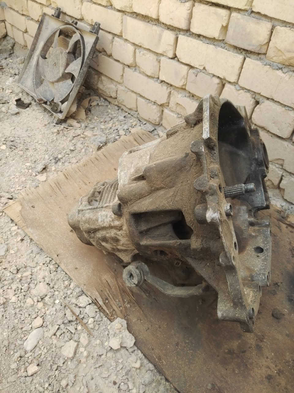 سلام عليكم. غراض بيجو( كيرمكفول كامل هوه وتفرعاته حاويه وجديد  لايتات. وفان قيم وخذهن  عنواني بصره قضاء المدينه. رقمي ***********

