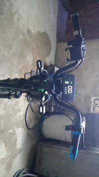 دراجهHlsحجم 20دراجه نضيفه كلشي مابيها بطاريات جدد 5صارلي شهر من بدلتهن...