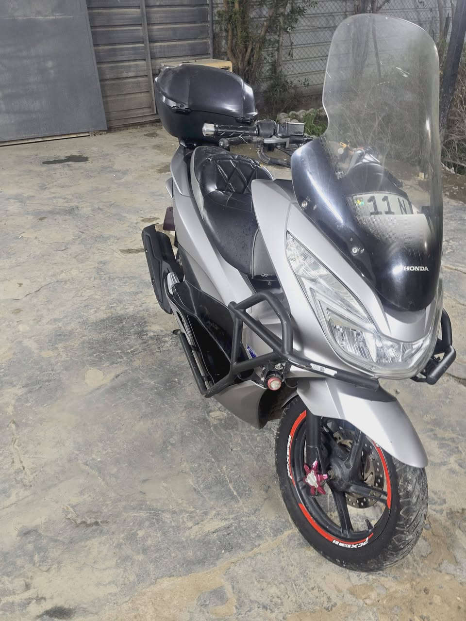 السلام عليكم pcx جيل ثاني وارد ياباني مرقمه بغداد ماشيه 23الف ***********
