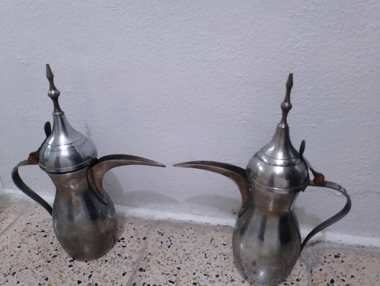 كلابدانات اثنين ودلات اثنين استيل اصلي قديم غير مستخدم للبيع 

مزهريات زوج 

نفاضات اكبار عدد قطع 5 
نفاضات وسط عدد قطع 3 
نفاضات اصغار عدد قطع 4 
يوجد توصيل محافظات 
للاستفسار على خاص 
# الجميع 
# للبيع 
# متابعين 
@ اشارة


**إذا كنت صاحب هذا الإعلان وتريد حذفه لأي سبب، رجاءا أرسل رسالة إلى الدعم الفني**