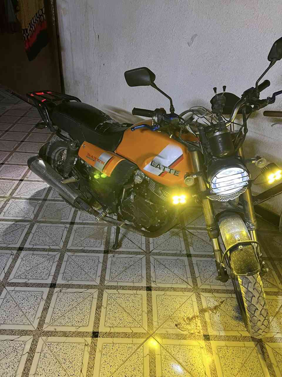 السلام عليكم دايوان لايتي للبيع موديل ٢٢ مرقم صلاح الدين بسمي وهذا رقمي ***********
