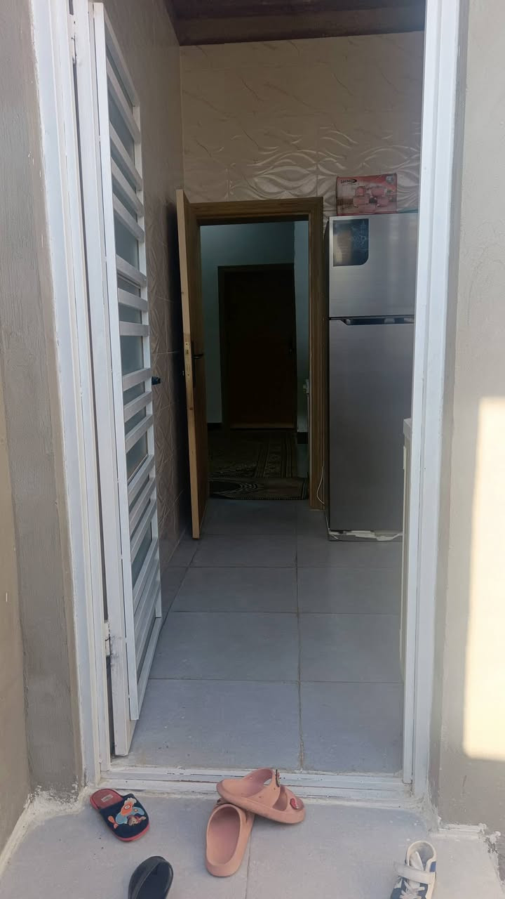 الدار للبيع
المساحه 112
الواجهه 8 متر
النزال 14 متر 
يحتوي البيت على غرفتين وكل غرفه لها حمامها الخاص نضام سويت وصاله واستقبال ومطبخ وحمام خارجي للضيوف 
اساس وسقف صب كونكريت يحتوي السقف على جسور نزالات ومخفيه يعني مو حصيره 
مكان الدار شارع المطار الجديد شارع علكم مقابل شارع حاتم الخير  الدار عالي عن الشارع كما موضح بالصور 
للاستفسار 
***********
