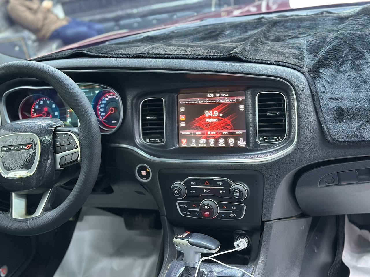 Dodge Charger Rallye 2017(خليجي)
مظهر رياضي 

1-محرك: V6 Pentastar سعة 3.6 لتر.(Full clear)
2-القوة: 300 حصان تقريبًا في نسخة Rallye
3-جنوط رياضية 20 إنش.
4-سبويلر خلفي بلون الهيكل.
5-paddle shifters خلف المقود لتبديل السرعات يدوياً 
6- Sport Mode
7-مظهر خارجي رياضي وشعارات Rallye.
8-نظام تعليق رياضي أكثر من الفئات الأساسية. 
9- فتحة سقف كهربائية (sunroof) زجاجية فوق المقاعد الأمامية 
10- المقاعد تدفئة مع مقعد السائق بنظام الحركة الكهربائي
11- (9 )سماعات Alpine موزعة داخل المقصورة.
* Subwoofer في الجهة الخلفية (داخل الصندوق).
* مضخم صوت (Amplifier) بقوة تقارب 500 واط
12- الشاشة هي Uconnect 8.4، وتدعم:

* البلوتوث.
* الأوامر الصوتية.
* الكاميرا الخلفية.
* Apple CarPlay وAndroid Auto في معظم نسخ 2017 المزودة بنظامUconnect 8.4 
13- المرايا الجانبية

* كهربائية التحكم (Power Mirrors).
* بلون هيكل السيارة.
* مزودة بإشارات انعطاف LED مدمجة.
* قابلة للتدفئة (Heated Mirrors)
*النقطة العمياء (Blind spot)
14-lights (اللايتات ) زينونHID Xenon
الضرر:
الباب اليمين خلف النفر أسفل الهيكل الخارجي صبغ مسافة 4 أصبع 
بنفس الجهة Back light - يمين واسفل الدعامية مسافة 10 سم صبغ
ما تبقى من الهيكل الخارجي والداخلي Full Clear …
سنوية تخلص 2028 
رقم سليمانية 
تسجيل السيارة بأسمي
السعر 230$
للأستفسار : ***********
مكان السكن :قضاء الشرقاط
