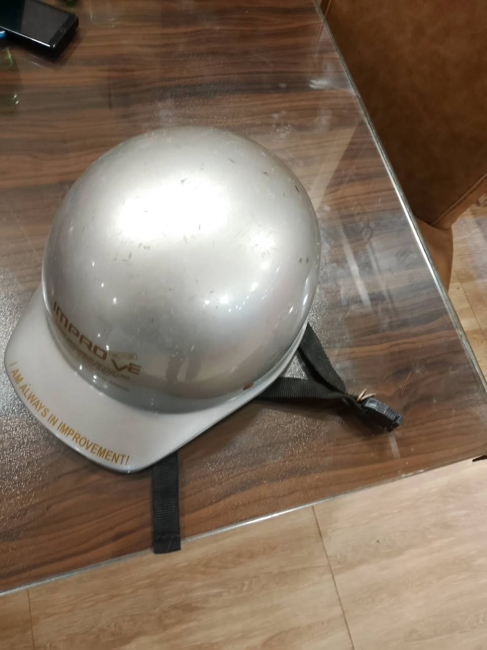 خوذه فضيه من ماركه Mac House improve موديل 601 ماركه اصليه غاليه بالموقع سعرها 60$ رايده ب 50 الف وبيها مجال بسيط للتواصل ***********
