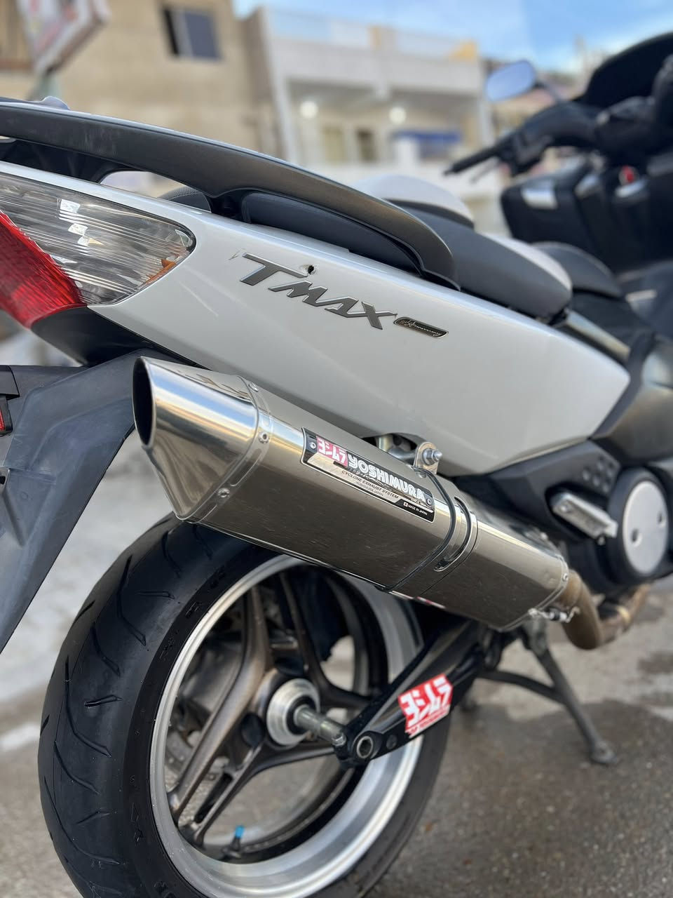 سلام عليكم درجه تي ماكس الفين و ١١ وايت واكس دواخل كاربون بلادي درجه وضع شركه مكينه تايرات كفر على وضع اليابان ماشيه ٣١ الف و بل مزاد ماشيه ٢٨ نزله من معرض ماهر الكناني بيها سويجات ٢ و صلاصنه يوشماره اصليه و جامه رياضيه سعرها ٤٥ و بيها مجال بصيط بيع فقط بكاني البياع حي العلام ***********
