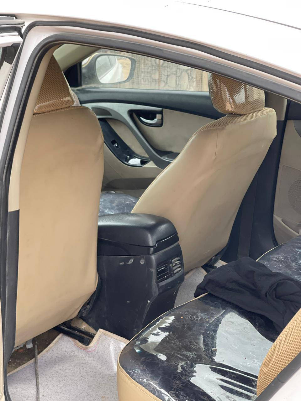 النترا 2015 لون أبيض رقم بصرة دولي وارد خليجي مكينة 1800 باسمي . بيع مستعجل 
كير ومكينة وتخم تاير وتبريد وفتحة بالسكف ودواخل جديدة.السيارة اشتريتها مصبوغة حزام ابيع شوف العين 
السعر 110 وبيها مجال قليل واذا مراوس بسيارة بطه مع الفرق لان محتاج عندي بناء.
رقمي *********** . 
السيارة أحلى من الصور بس ما غاسلها.
