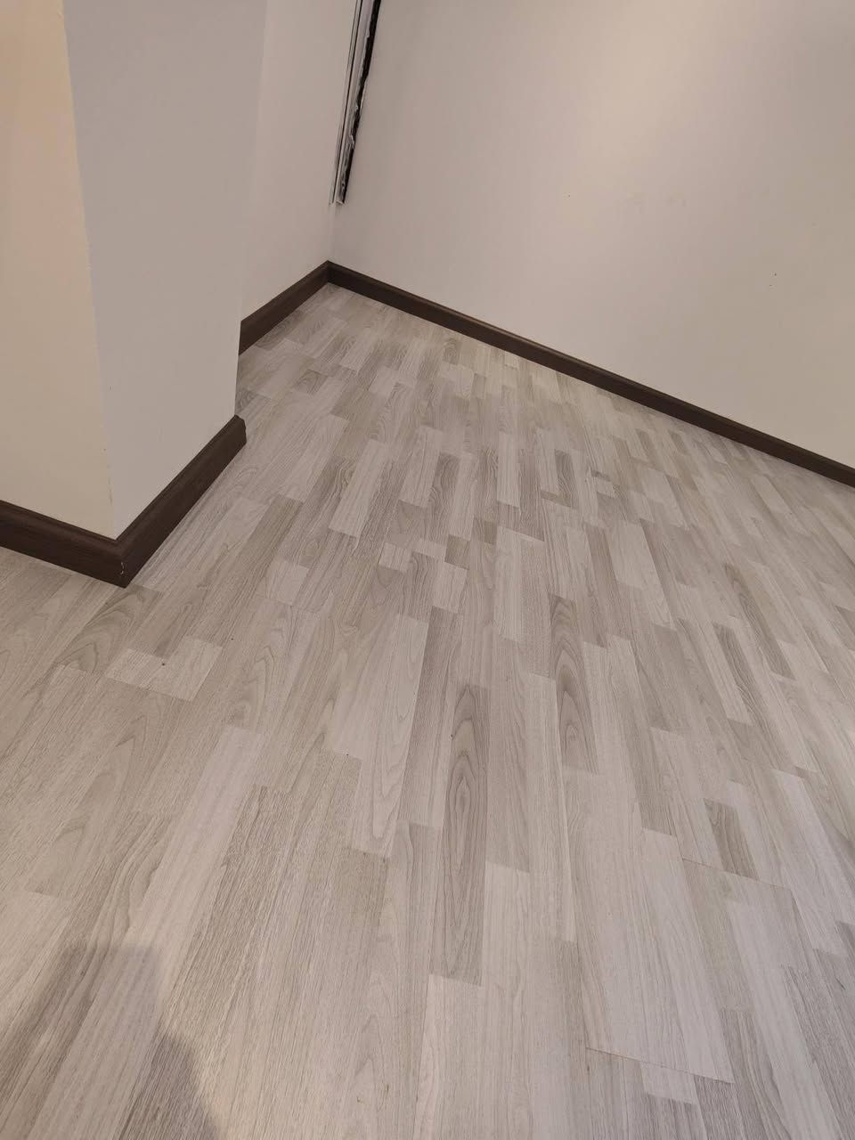 المواد تتكون من ..

18 لون متوفر

1 فوم ... ينفرش تحت الباركيه الخشبيه 5m

2 الباركي تركي درجه اولى يتوفر 16 لون. 8mالسمك

3 ازاره 10سم ارتفاعها

4 عتبه للبيابين والفواصل

5.اكسسوارات زوايا الاركان

 6.خار وبارد وسلكون 

لمتر المربع  الواحد  25 الف مع لعمل 

ضمان 15 سنه 
يشتغل على صبه على كاشي على شتايكر بورسلين
*********** 
بعدغداد وجميع لمحافضات
