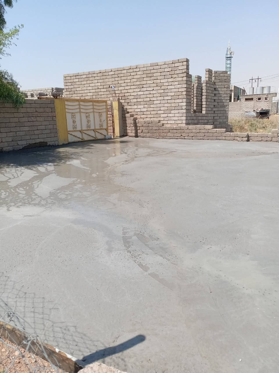 السلام عليكم يوجد لدينا صب جاهز او صب مركزي باسعار مناسبه تريد شغل نظيف يمنه شرط رمنا مال نهري اوشرط حجرنا  نهري  تريد بالمتر تريد بالمكعب تريد شغل كطعيه عندك صبه حوش او ارضيه حوش او عندك صبت صحيات او صبت مخزن او عندك صبت كاشي او سيراميك او صب لاش او عندك صبه قدمت بيت او داير مال بيت اش عندك صب احنا نجهزك تم صب ارضيه ساحه اوساحه في ناحية القيارة طريق الحولي مع سقل مسطره (***********)
