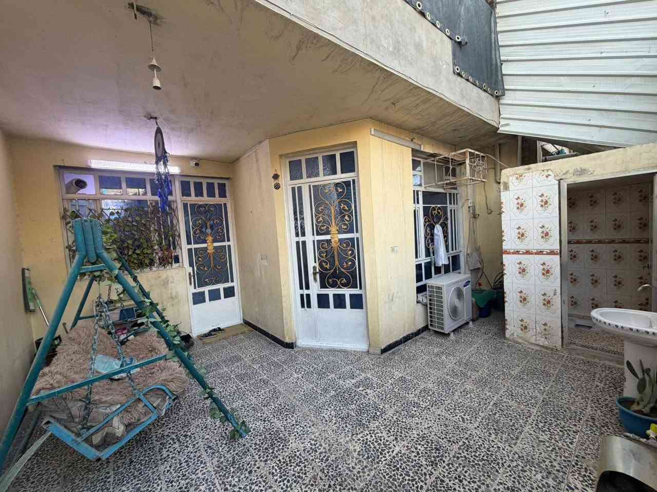 سلام عليكم ورحمه الله وبركاته
البيت البيع المساحه 150 متر الوجهه 7.5 النزال 20  البيت ثاني قطعه بصف الركن عن شارع 25 مال السوك الصبات 

حي اور فلكه صباح الخياط خلف عمار ابن ياسر 

أو خلف سوق الصبات محله 327  مربع الضباط 

استقبال ومطبخ وصاله 4 نوم وبيتونه 3 حمامات كراج تدخل بي سياره البيت عالي جدا على الشارع 

استفسار *********** 

ما متواجد خاص تحياتي لكم جميعا
