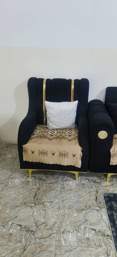 للبيع غرفة تفصيل خشب عراقي وقماش درجة اولى 
مكونة من ثلاثية عدد ٢ وكرسيين
سعر ٦٠٠ الف وبيها مجال للمعتمد 
جديدة مستعملة شهر واحد فقط
للتواصل على الرقم ***********
نقطة لنرفع البوست جزاكم الله خيرا
مكان التواجد شهربان ...
