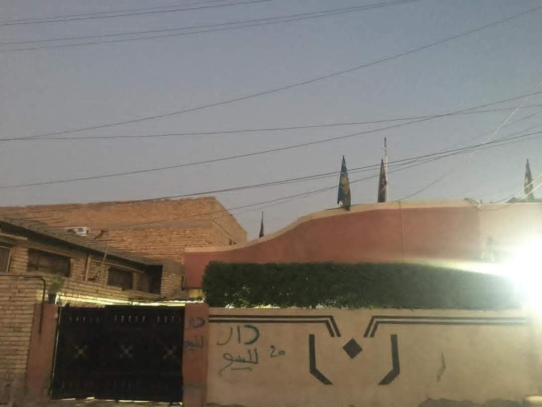 السلام عليكم بيت ٢٤٠ محلة ٧٧٤ طابو صناعي  الرشاد شارع الحدادين يحتوي بيت على استقبال وصالة وغرفتين وحمام داخلي وخارجي كراج جبير وحديقة امامية ترك ومنور ومطبخ حارد بارد وكامل خدمات حتى تبليط مشمول 

السعر خاص للاستفسار ***********  وموجود واتس
