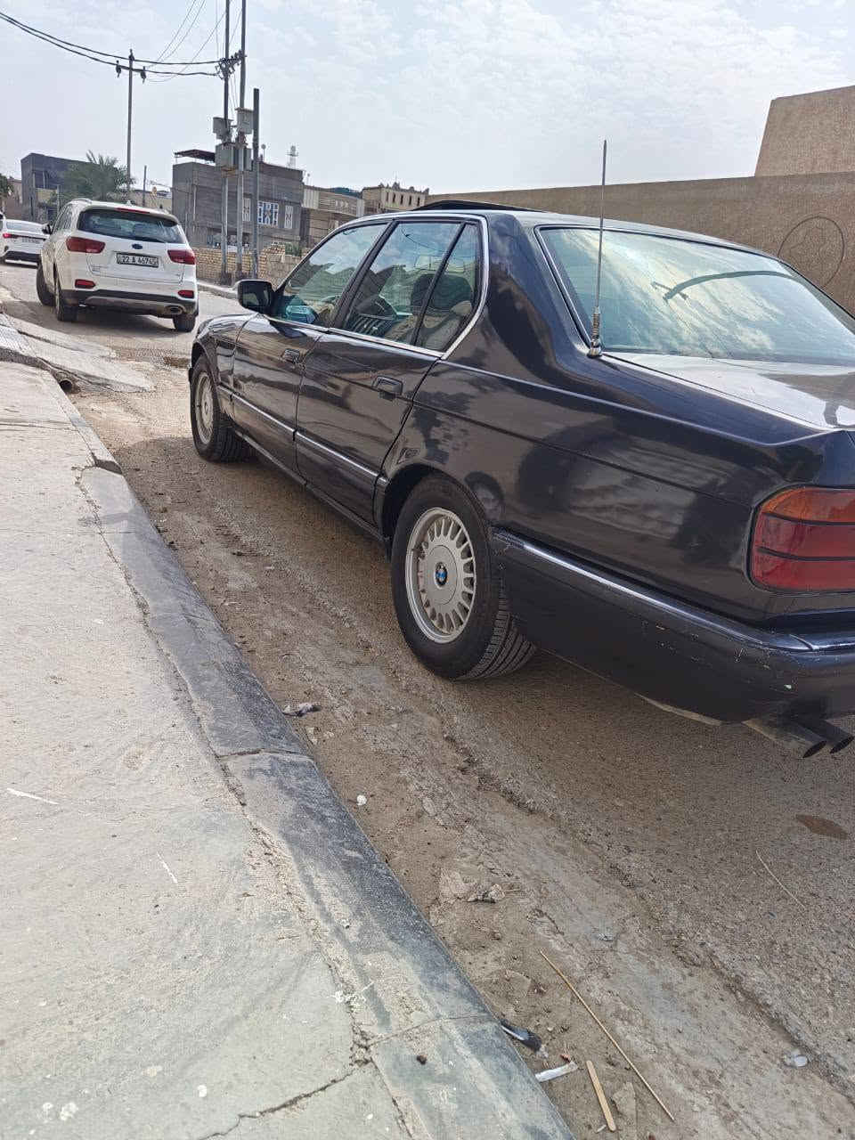بي ام 730 
6 اسلندر جديدة السيارة كلش حلوه لون اسود محرك ابلادي وجديد تخم تاير جديد  صدر امامي خلفي جديد السيارة اي نقص مابيها فول مواصفات فتحة برده خلفية 
غرفة جديدة 
موديل 1990
رقم بغداد
مكينة جديدة وبلادية 
بدون ضربه رقم الهاتف بي وتساب ***********
