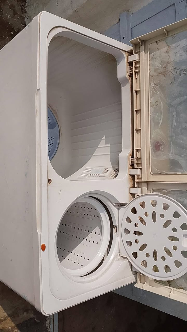 للبيع غساله يتاشي 13 كيلو تأخذها بشرط السعر 80 العنوان حي الانتصار التواصل *********** بي واتساب *********** يوجد توصيل حسب المكان
