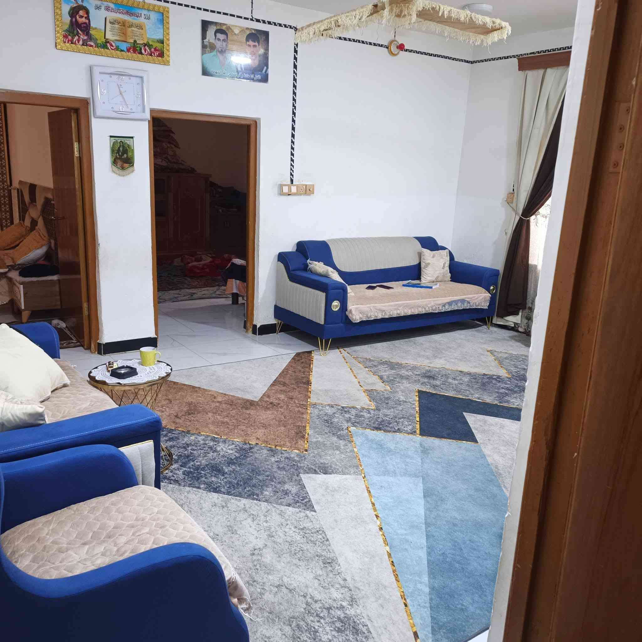 سلام عليكم بيت ٢٠٠ متر طابو صرف حي ام الهواى مقابيل مجمع دينار ثاني فرع عن الشارع العام           البيت جاهز من كولشي فقط نقص ستاره والباقي جاهز من كولشي 
غرفتين نوم
صاله جبيره
استقبال 
مطبخ 
طارمه ١٠ امتار + حديقه جبيره 
ارضيه بورسلين صحيات داخليه اوخارجيه سيراميك
البناء بلوك + عكاده بس بناء جديد  للاستفسار اتصل اني صاحب البيت *********** السعر ١٢٠ اوبيها مجال بصيط
