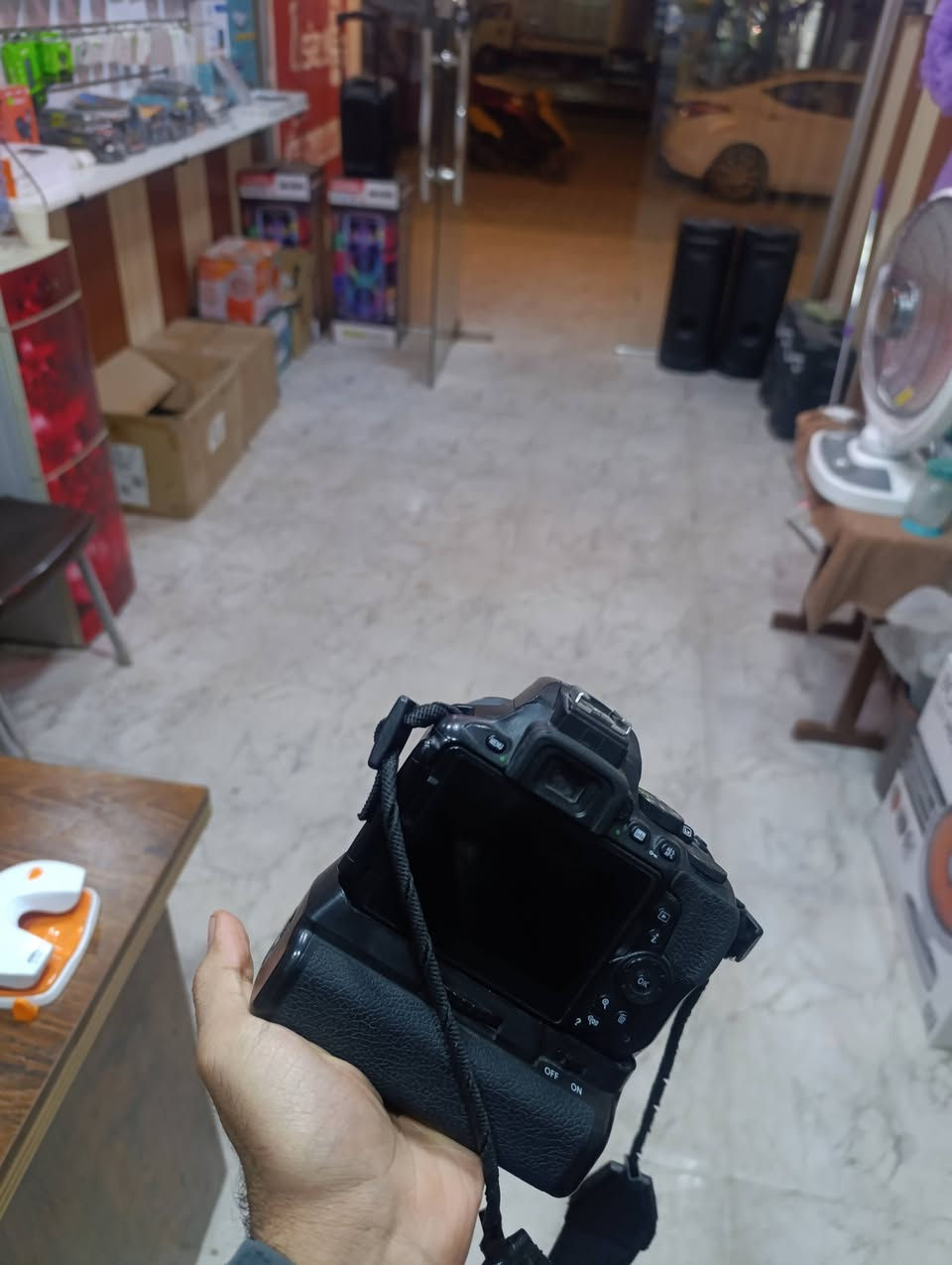 كامره 5600 نيكون
لمس شاشة قلابه وايفاي 
ملحقات 
گرب + بطاريتين + عدسه 18-55 الأصلية 
عنواني ميسان قضاء الميمونة 
***********
توصيل ماكو
