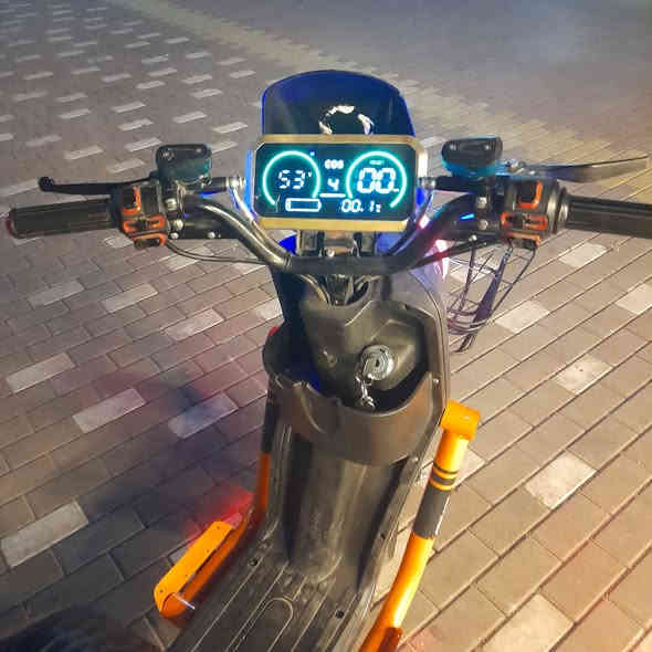 بعد أذن اللادمن المحترمين ماطور كهربائي خمس بطاريات حجم k9 بطاريات واسط جاهز كوله شغال أي نقص مابي بس البطاريات شويه تعبانه ألماطور كولش حلو وسريع بسعر 250 قفل للستفسار على رقم ***********
