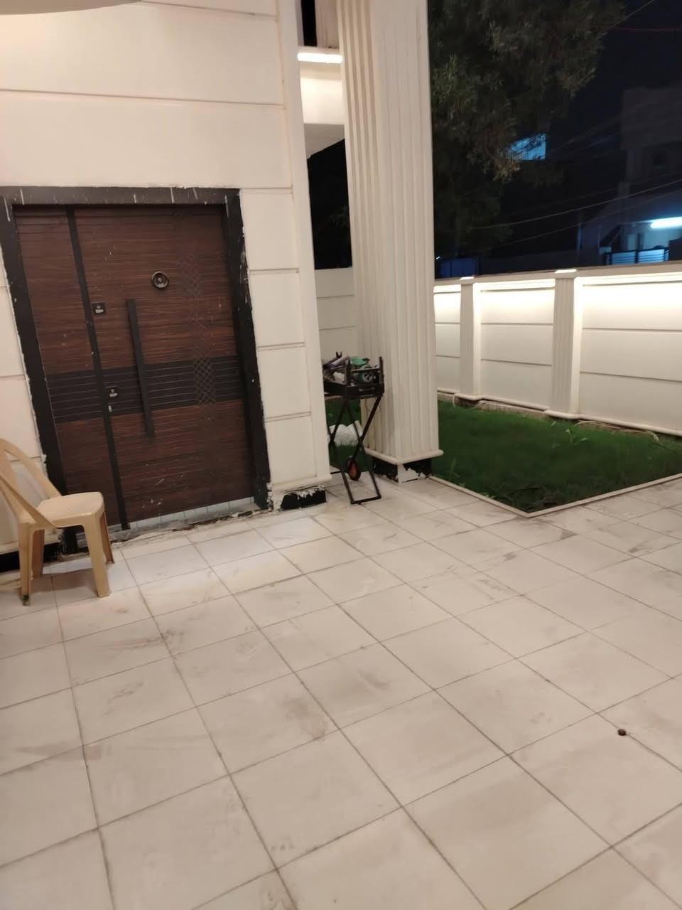 السلام عليكم يوجد لدينا دار للبيع مساحه 200 متر واجهه 10 ونزال 20يحتوي  على 4غرف نوم +ستقبال +مطبخ +حمامات عدد 2 ألبيت بناء طابوق عرض الشارع 15متر خدمات ماء مجاري وكهرباء نوع الملك طابو صرف فتح بيان ابسم المشتري  ابطابو الدوره   العنوان بغداد الدوره حي اسيا الحافات قرب السريع الجديد  من جهة. حي دجله الاستفسار اتصل على هاتف *********** /***********
