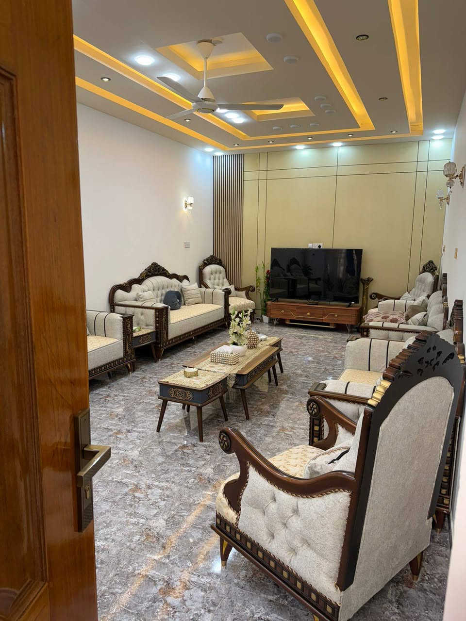 بسم الله الرحمن الرحيم
اللهم صل على محمد وآل محمد
بيت حي الخضراء مقابيل معارض السيارات في الكوت 
لمساحه ٢٥٠ 
استقبال ٨*٤
صاله داخليه ٥ في ٩
مطبخ ٥*٤،٥
غرف نوم جوه ٥*٤
الطابق الثاني غرفه ٤*٨
غرفه ٥*٤،٥
الصاله الطبق الثاني ٥*٧
سطح اول بوسلين والسطح الثاني اشتايكر
السعر ١٦٠ وبي مجال تفاصيل أكثر اتصل رقم الموبايل ***********
