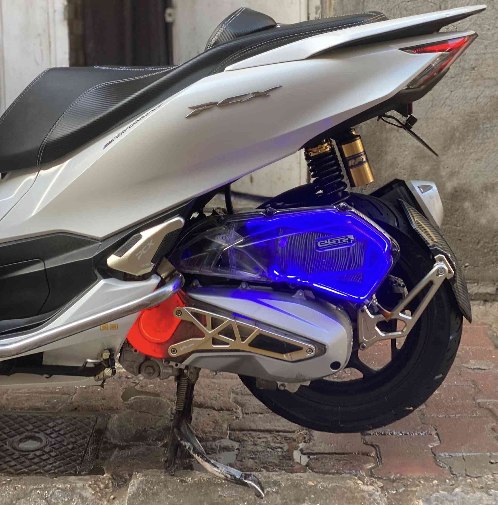 السلام عليكم للبيع
دراجة pcx 2023 ياباني وارد فيتنام 
مو كوري قطعة نادرة من لاخير 

لون ابيض صدفي 
طبت ماشية 4000 زيرو 
الحالي 24 الف حقيقي 
حجم المحرك 125cc 
ستيرن رياضي 4 قطع 
مري شفط اصليات 
درع حماية للدوسات + طلاعات وياهن 
كشن رياضي اصلي مختم pcx 
دبلات خلفية ام البطل 
قبق شوته + قبق كلجات شفاف 
+ اضوية متغير 
الذيل الخلفي رياضي 
قاعده رقم اصلية 
طلاعات القدم الخلفية نيكل Pcx 
درع حديد اصلي حماية قبق كلجات 
تدفئه باليدات + حسام زدحام 
ستان كهربائي بالكوري يجي ملغي للمعلومه 
كفالة كشر + مكينة + كلجات + صوت خشن 
وكهربائيات علمود لتسلني عليهن شرط فحص 
دشبول صافي لا جيك ولا مدري شنو 
وبعد عليه غراض منذكرن 
اكرر كفالة من باب تاخذها 

اي ستفسار متواجد خاص واتساب 
رقمي *********** 

مكانها النهظة شارع شيخ عمر 
قرب باجة الحاتي
