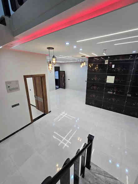 #اسعد_الله_اوقاتكم_بكل_خير

الاعلان اليوم تحفه مو بيت 

دار سكن طابقين للبيع بناء 2025 
مو بيت عباره عن فيلا ماشاء الله 
يتكون من 6 غرف منام وديوان 

#جنس_العقار ::  طابو ملك صرف زراعي بأسم عراقي اصولي سند ٢٥

#المساحه200 متر 

يحتوي الطابق  الاول على غرف منام 2 كل غرفه بيها حمام 
و ديوان كبير
و مطبخ 
او مناور
و صاله و وصحيات داخلي وخارجي 
وگراج 
اما الطابق  الثاني يحتوي على غرف منام 4 اثنين منهن بيهن حمامات 
بلاضافه الى صاله وصحيات 

#العنوان :: البصره أبي الخصيب البهادريه جهة الشط قريب  على سايدين داخل 
موقع راقي 😎 

جميع الخدمات متوفره ماء كهرباء شارع تبليط 10 متر 
شغل البيت كله درجة أولى

السعر 220 مليون  و بي مجال للشراي
#للاستفسار الاتصال على الهاتف 📳📞
((***********)) ابو كيان الحدادي البصرة
