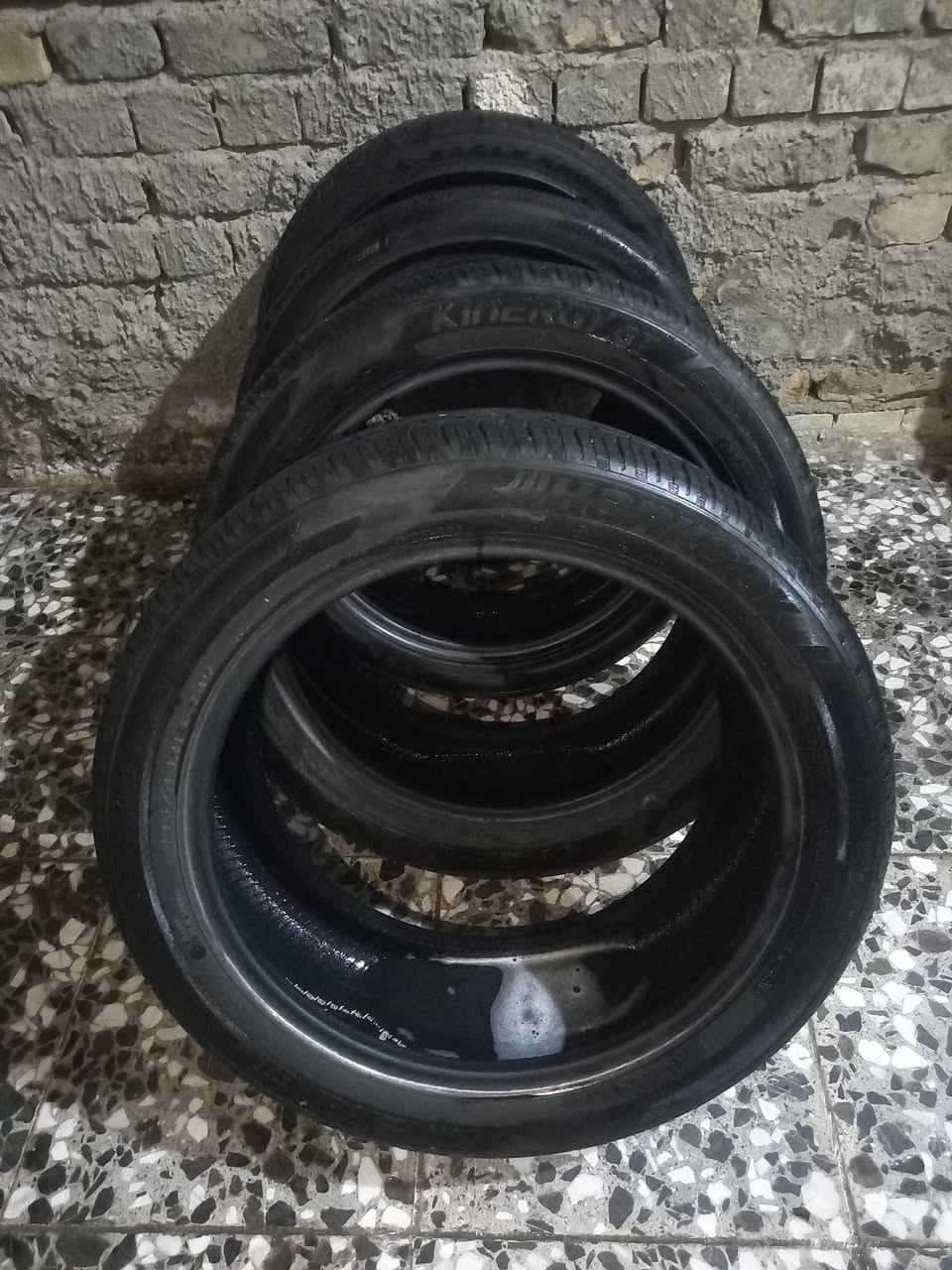 السلام عليكم عندي تخم جنت شاده k5 حجم 
235..40..ZR18
نظافتهن ٧٠ بالميه 
واحد مابي لا ركعه ولا فتيله 
و٣ تايرات كل تاير فتيله وحده 
السعر 100 
للاستفسار ***********
