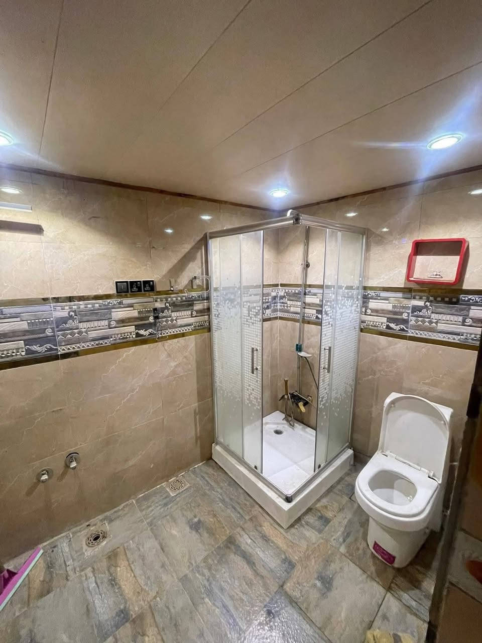 السلام عليكم ورحمة الله وبركاته 

مشتمل للايجار بناء نظيف /المساحه /150 م طابق واحد /الموقع /حله /الاساتذه /خلف شوؤن العشائر /قرب مدرسه ابن سكيت /
🔅⚜️🔅🔅⚜️⚜️⚜️🔅🔅🔅⚜️⚜️🔅
السعر /350 
يتكون البيت من :مطبخ -صاله -كلدور-غرفه -مجمع صحيات -طارمه 
مستعدون لااستــقــبال جميـــــــــع عــــــروضكـم العــــقـاريـــه 
اشـــعنــدك للــبيع او اللإيـــجار. دار. هــيكل. قـــــطع. بـــستــان.  مــزرعـه. دار.مطلــــــوب للمصـــرف .دار قـسـاط مــع ادق تــفاصيــل والـصــــور
واتساب 📩📩 او زيارة المكتب🙋🙋
#متابعه للصفحة ليصلكم كل ماهو جديد
📍📍#مجسر الطهمازية.مجاور المصرف العراقي الاسلامي
☎️مروان القريشي***********
                          ***********
