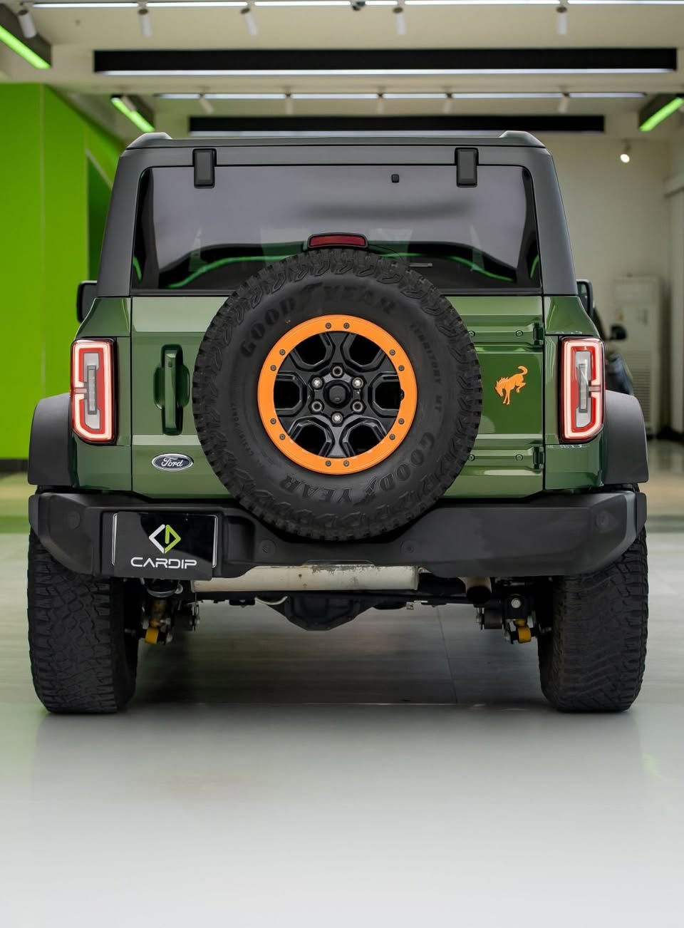 برونكو 2022
لون زيتوني 
V6 ستة سلندر تون توربو 
#عليها_تزويد شوتة K&n عطاس تربو
وبعد شغلات بسيطة
فول فول مواصفات اعلى شي
حادث سطحي بالجاملغ بدون أي دواخل 
#تفاصيل_وتس_اب ☎️ 
***********
