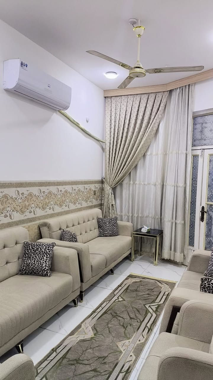 بيت جديد سنه البناء نهايه 2024 بناء على أيدي كلشي بي درجه أولى البيت تحفه ما شاء الله جديد كلش طابقين 100 متر  حي ميلاد قرب مدرسه الميلاد الابتدائيه على شارعين خدمات فولو الشراي يتصل 
*********** طابق الاول غرفه كبيره صاله ستقبال طابق ثاني 2 غرف وحده كبيره جدا و وحده 4 ب 5 تقريبا حمامات 🚽 طابق الاول وطابق الثاني مع حمامات خارجيه
