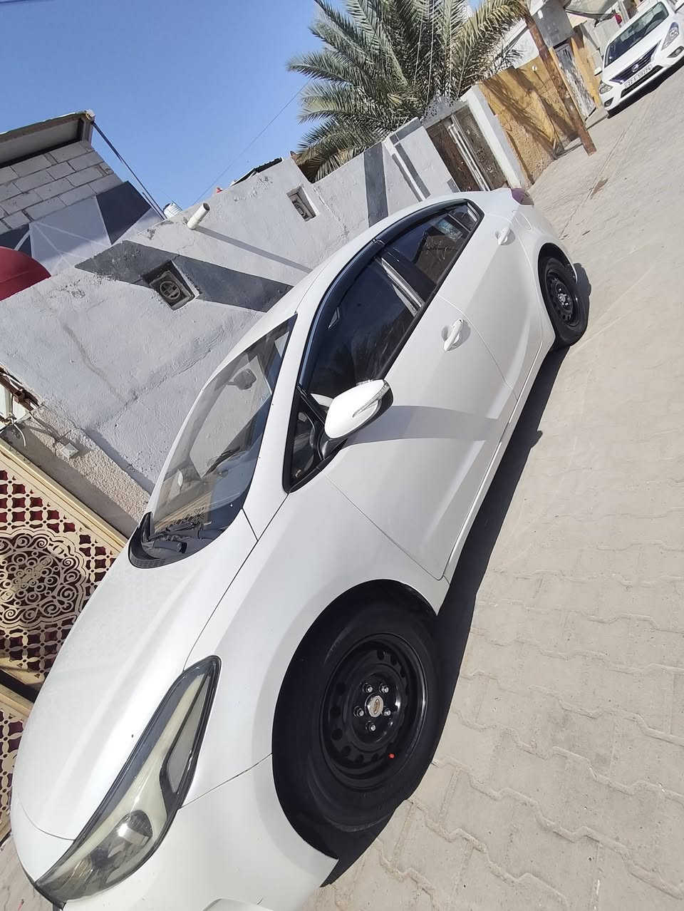 السلام عليكم
سيراتو 2017 بيه شويه صبغ بالجاملغ الامامي .الباقي كفاله سونار موجود. ماشيه 100 الف وشويه 
بيه بستم واكف .ابيع على وضعه .سعرها 125 وبيه مجال بسيط 
مكاني نجف . ***********
