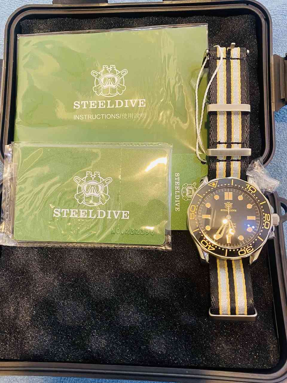 هذه الساعة هي Steeldive SD1957، وهي ساعة غوص أوتوماتيكية تُعتبر "Homage" (ساعة مستوحاة في تصميمها) لساعة أوميغا الشهيرة "No Time To Die"

أبرز مواصفات هذه الساعة:
* الحركة: تعمل بحركة أوتوماتيكية من نوع Seiko NH35 التي تدعم خاصية التعبئة اليدوية وإيقاف الثواني (Hacking).��
* مقاومة الماء: تصل قدرتها على مقاومة الماء إلى 300 متر. ��
* الزجاج: تأتي بزجاج من كريستال الياقوت (Sapphire Crystal) المطلي بطبقة مضادة للانعكاس. ��
* الهيكل والقياس: يبلغ قطر الهيكل 42 ملم، وهو مصنوع من الفولاذ المقاوم للصدأ. ��
* الإضاءة: تتميز بمادة Swiss C3 Super-LumiNovaالمضيئة على العقارب ومؤشرات الميناء لرؤية واضحة في الظلام.


**إذا كنت صاحب هذا الإعلان وتريد حذفه لأي سبب، رجاءا أرسل رسالة إلى الدعم الفني**