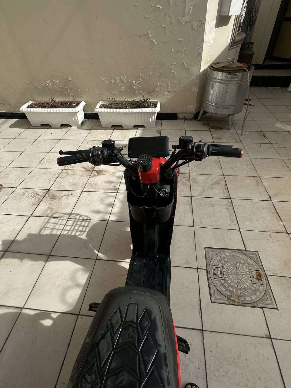 السلام عليكم دراجه شحن R9 متروكه صارله 3 اشهر بطاريات عطلانه الدراجه نضيفه مكاني / القبله حي الجامعه رقمي *********** 
السعر 350 و بيها مجال
