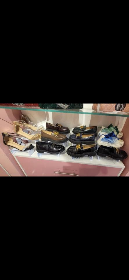 عدة محل أحذية وحقائب للبيع 👠👜
 • 300 زوج أحذية (كعب وموديلات)
 • 90 شحاط صيفي
 • 10 حقائب جديدة
 • كابينات + مكتب + مراية + جهاز كاشير+ استاندات

جاهزة لفتح محل فورًا

الموقع: بغداد

للاستفسار  ***********
