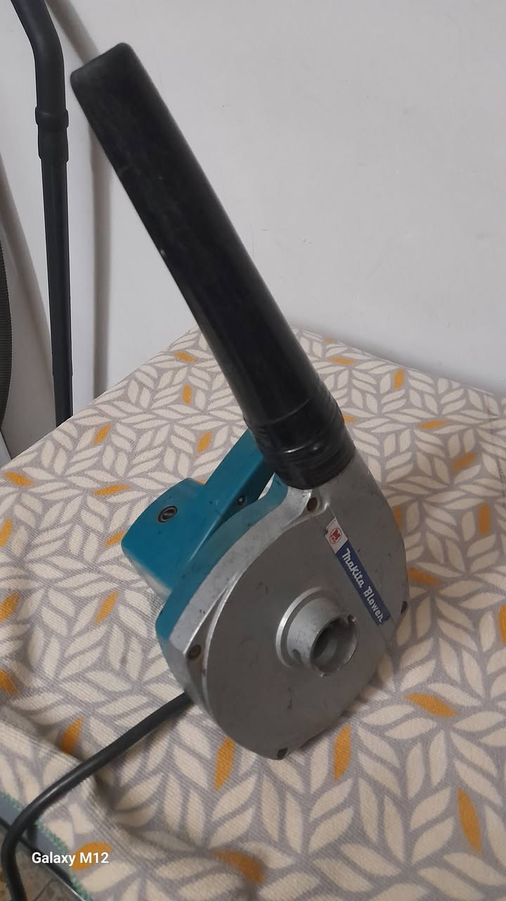 بلور ماكتا ياباني صارلة فوك ال٣٥ سنة عدنة وكلش نضيف وشغال والي يريدة يراسلني وتساب ويدلل ***********
