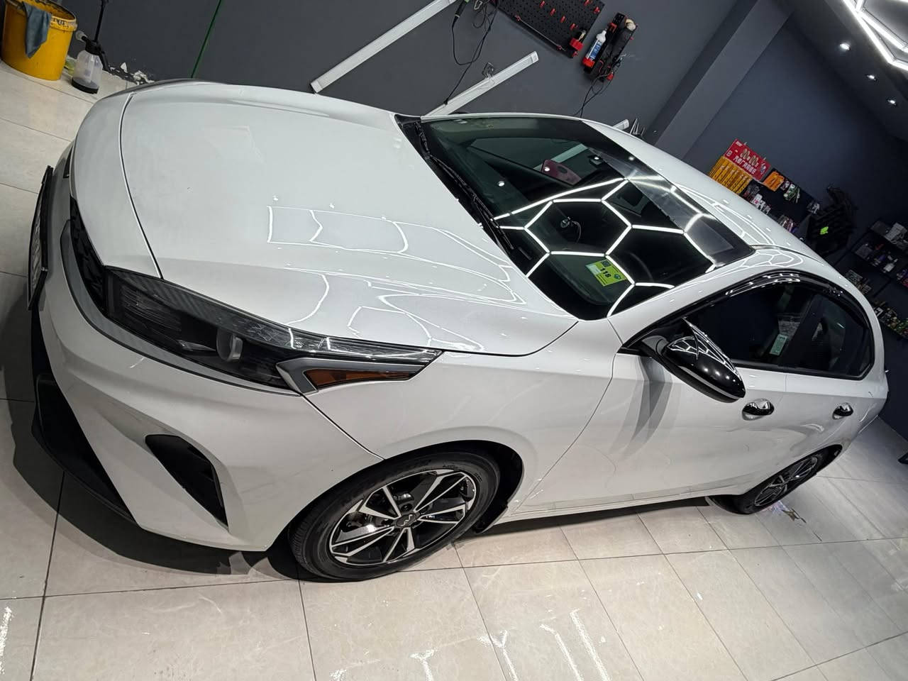 السلام عليكم 
فورتي للبيع 23 ماشيه 65 الف كيلو 
مواصفات عاديه 
رادار كامره شاشه 
حادثها كما موضح بلصور  مابيها اي قطعه صبغ 
البنيد بارد والحوض راجع بارد بدون ايرباك 
رقم الهاتف  
***********
 متوفر اتصال وواتس اب 
السعر160  وبيها مجال.
