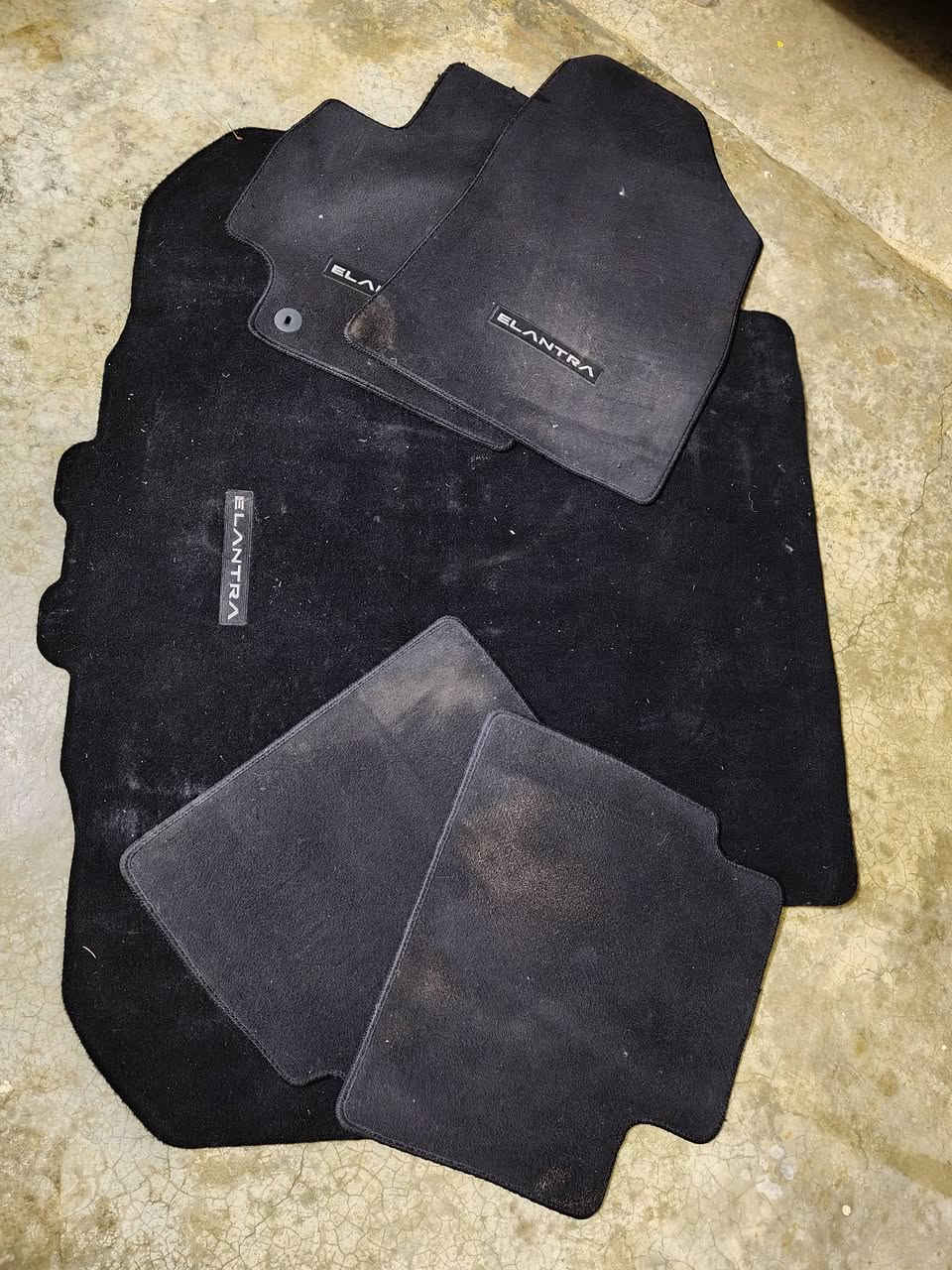 السلام عليكم
للبيع ارضيات وفرشة جنطة النترا 2023 بلاديات مستخدمات كلش قليل 
مع ارضيات و كبات كورلا 2023 بلاديات مستخدمات كلش قليل بعدهن جدد بوضع الشركة
#مكاني_كركوك ***********
