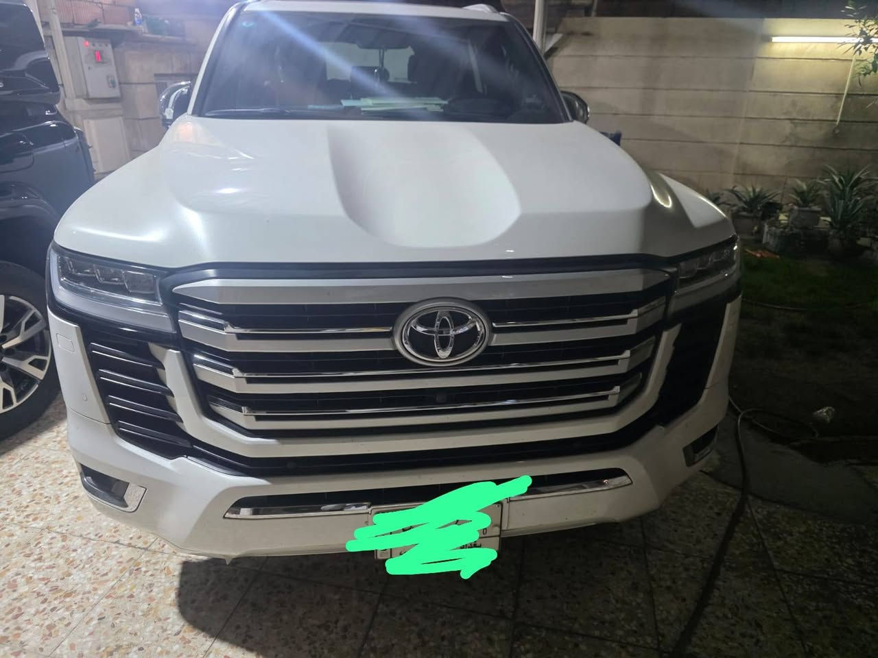 للبيع لاندكروز VXR أعلى فئة موديل 23 رقم بغداد ضمان شركة ساس ..مكفولة مغلفة ppf بالشركة 
ماشي 41 الف السعر المطلوب 80 الف دولار .. للاتصال ***********
