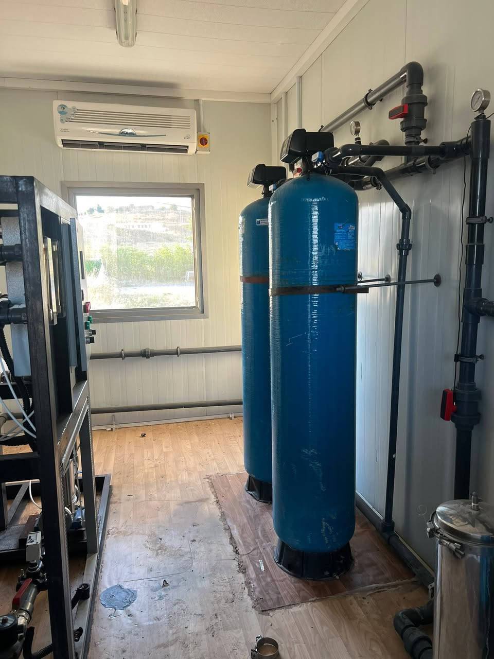 💧 نظام تحلية وتنقية المياه (RO) المتطور بإنتاجية 4m3/h
نفخر بتنفيذ نظام التناضح العكسي المتكامل بمواصفات هندسية عالية:
⚙️ المواصفات:
التشغيل: أوتوماتيكي بالكامل (Full Automatic).
المكونات: براندات أمريكية🇺🇸 عالية الجودة.
الفلترة: ٤ فلاتر ضخمة (٢ رملي + ٢ كربوني).
الإضافات: منظومة حقن الكلور ومضاد التكلس (الفوم).
📦 الكرفان (الحماية والأمان):
مثبت داخل كرفان بأبعاد (٧ م طول × ٢.٤ م عرض).
مجهز بنظام تكييف (سير وتدفئة) ومنظومة إطفاء الحرائق.


**إذا كنت صاحب هذا الإعلان وتريد حذفه لأي سبب، رجاءا أرسل رسالة إلى الدعم الفني**