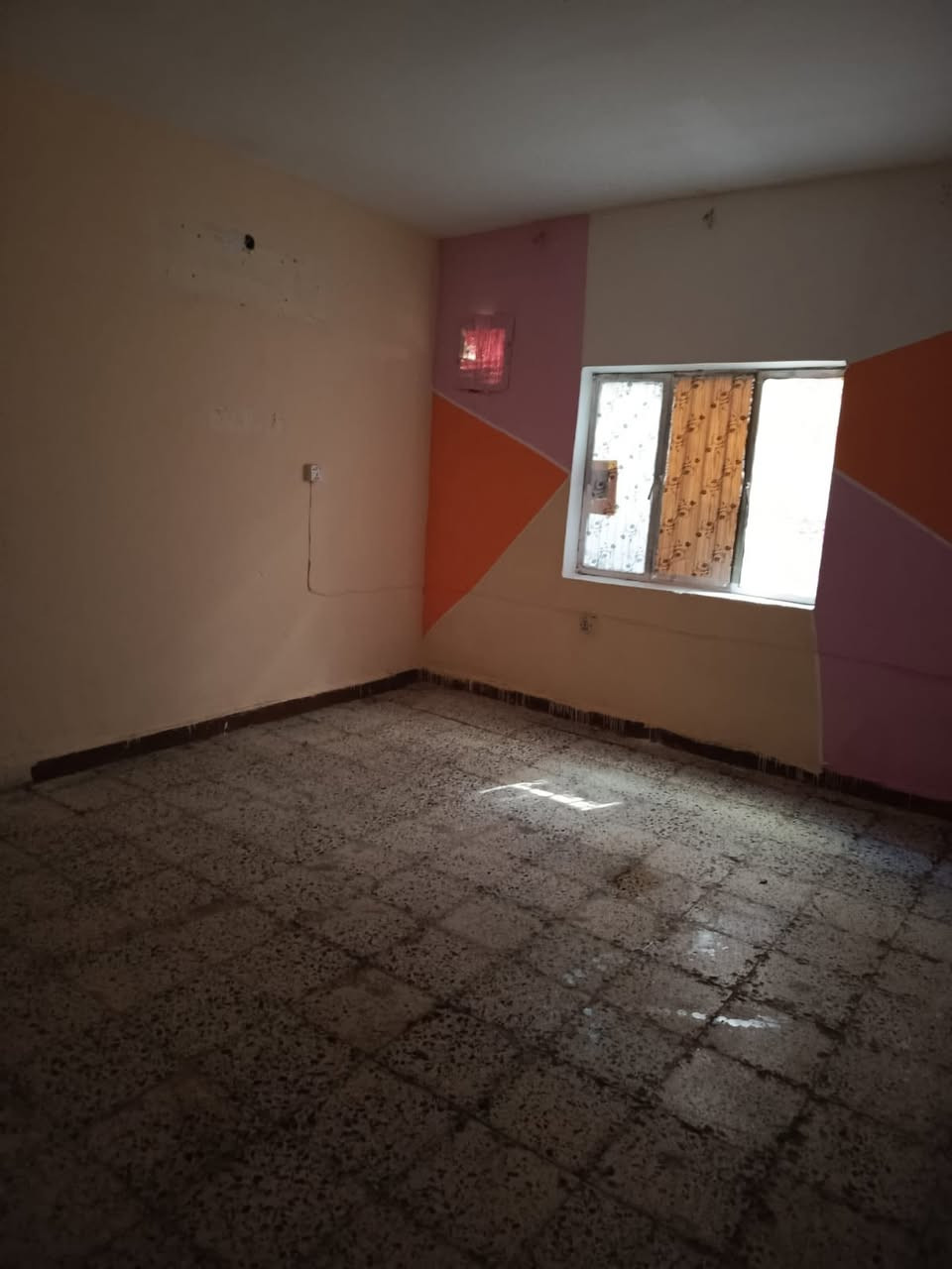 بيت للبيع 
الواجهة ١٠والنزال ١٤ونص طابق واحد يحتوي على غرفتين نوم و حمام و مطبق و حولي و استقبال و وكراج ()جنس العقار طابو صرف سند مستقل 
للستفسار ‭٠٧٧٣ ٤٤٩ ٧٤٢٣‬
الموقع الشرطة الخامسة قريب على شارع المدارس
