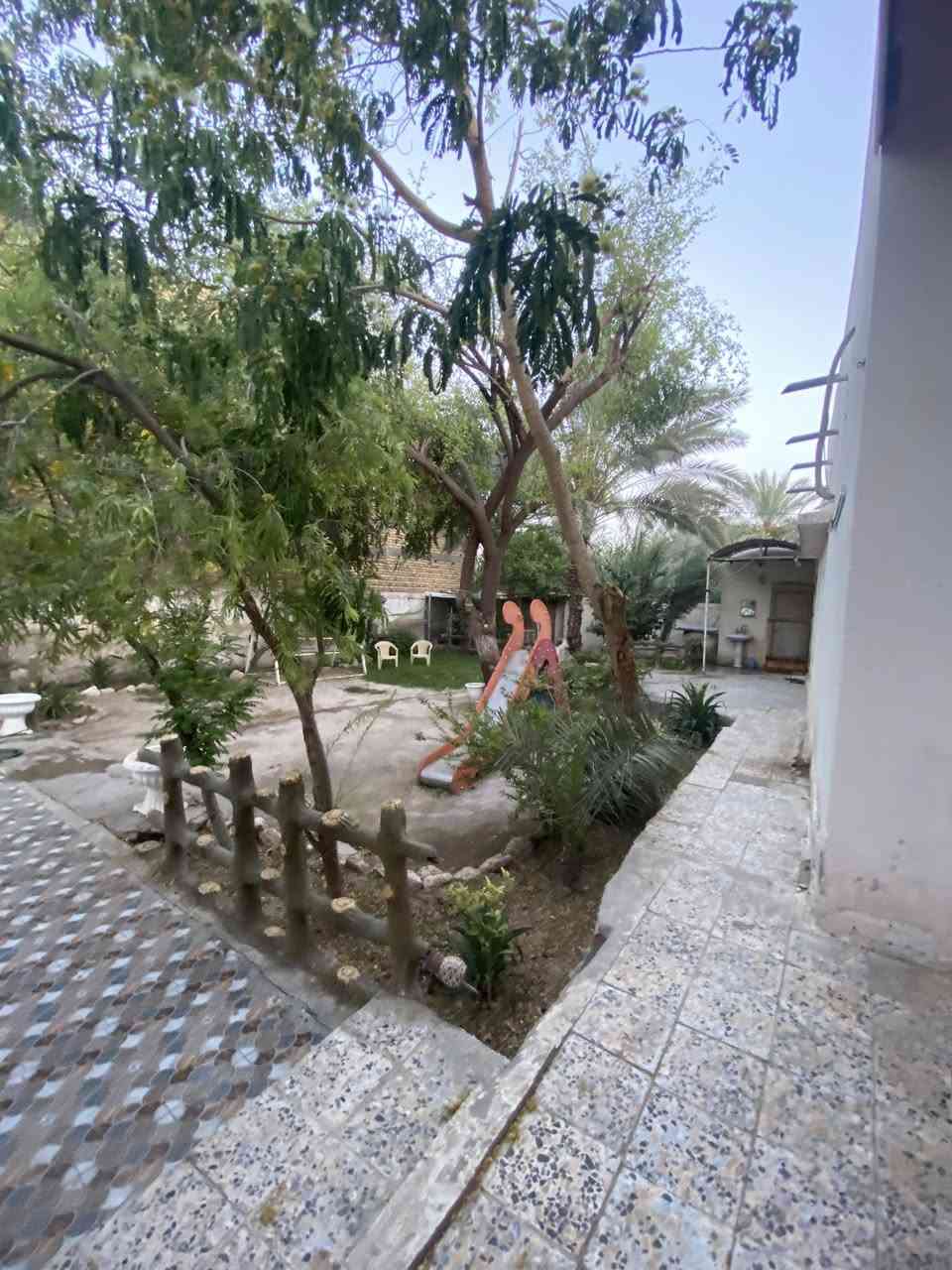 بيت زراعي سند 25 العكيكه قريب علشارع التبليط السايدين  المساحه 600متر  عرض الشارع 8 متر موقع حلو وقريب بناء مرتب طابوق كونكريت يتكون البناء غرف عدد  4  وصاله ودوانيه وكلدور ومطبخ وصحيات داخليه وخارجيه ***********
