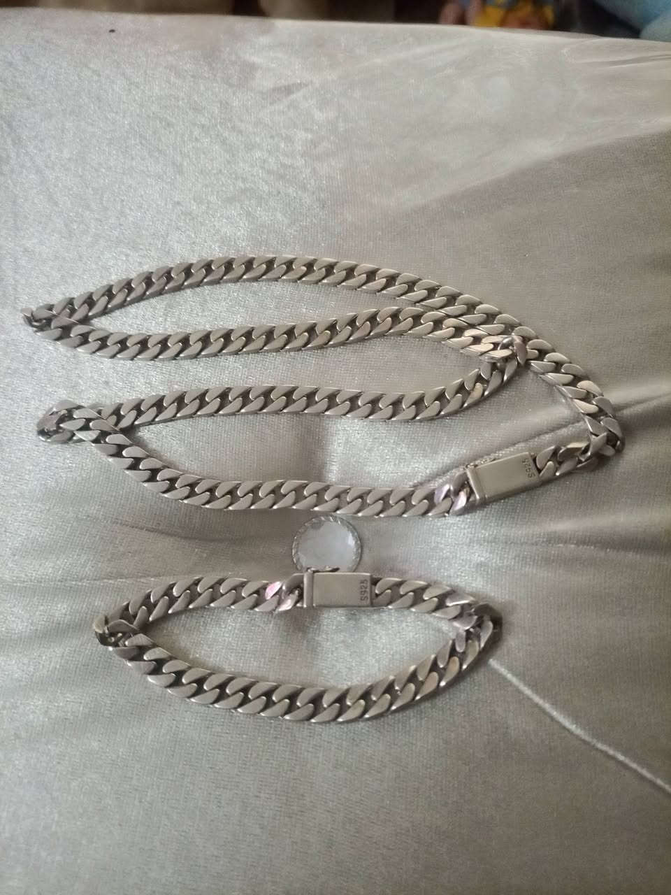 السلام عليكم كارتير فضه تايلندي ٩٢٥ الوزن ١٤٢ غرام نضافه السيت ٩٠ بالميه ملبوس كلش قليل امانه سعر الغرام ٤٧٥٠ قفل علمآ مثله بالمحلات ب٧ الغرام 
للاستفسار ***********
