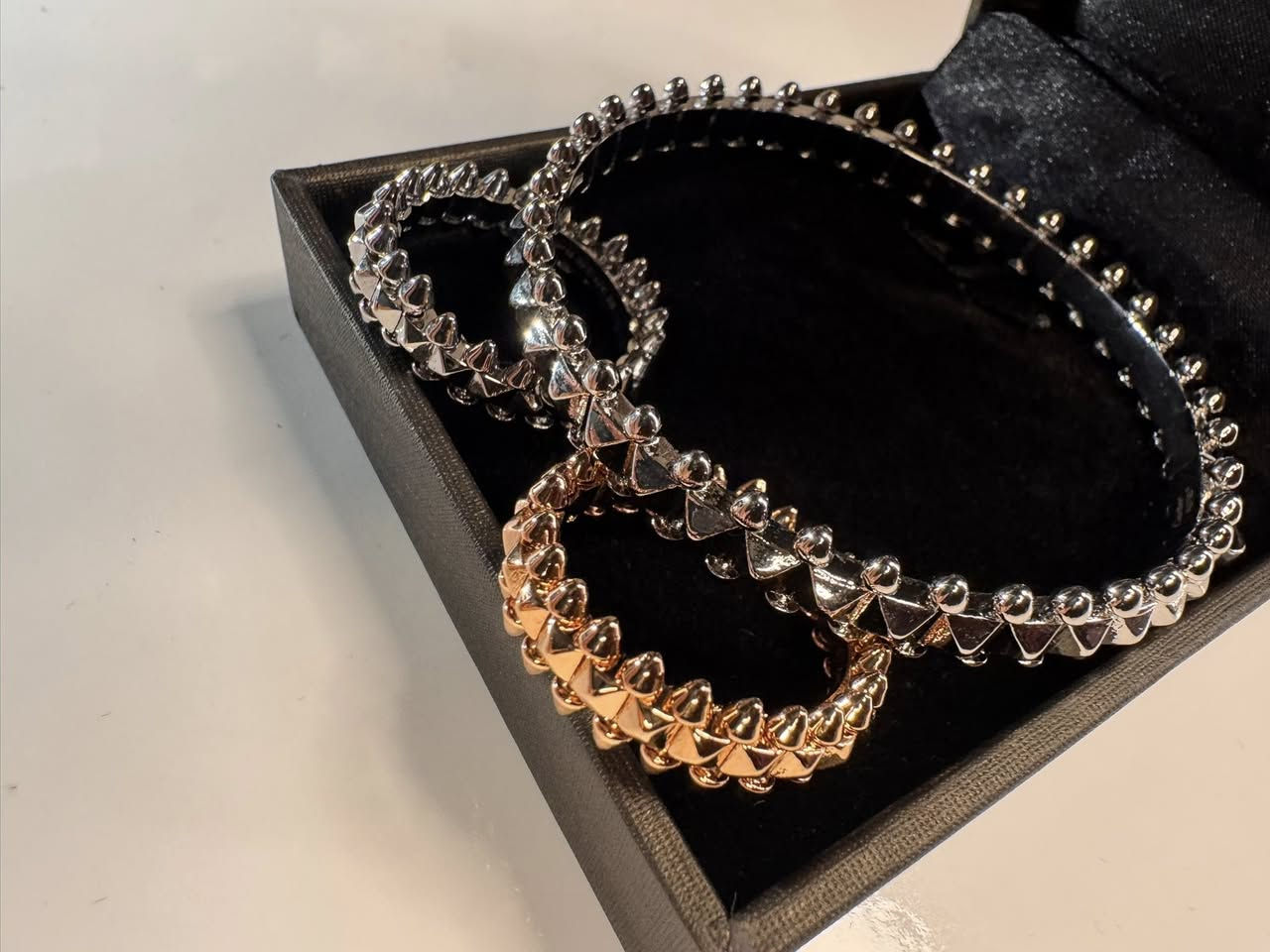 سوار وحلقات من كارتير باله 
حجم الحلقه كبير للحجز مراسلة الصفحة


**إذا كنت صاحب هذا الإعلان وتريد حذفه لأي سبب، رجاءا أرسل رسالة إلى الدعم الفني**