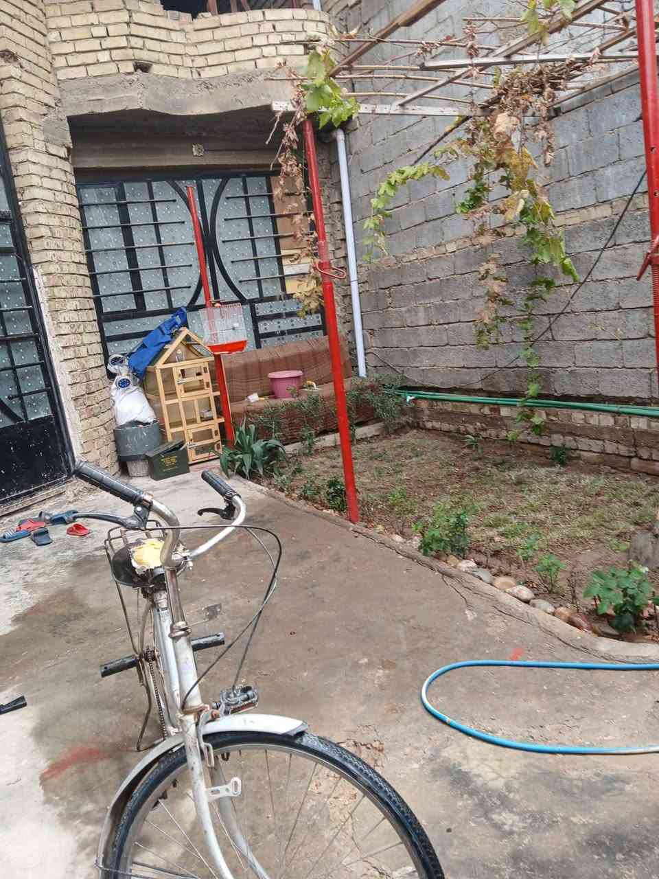 السلام عليكم هيكل للبيع طليطله طابقين يتكون الطابق الاول غرفه وستقبال وهول وصحيات داخليه وخارجيه ومطبخ حار وبارد كامل بي ماء وكهرباء ومجاري وجص وبورك وسيراميك ازاره والطابق الثاني ٣ غرف وحولي وبيتونه كما موضح في الصوره للستفسار ***********
