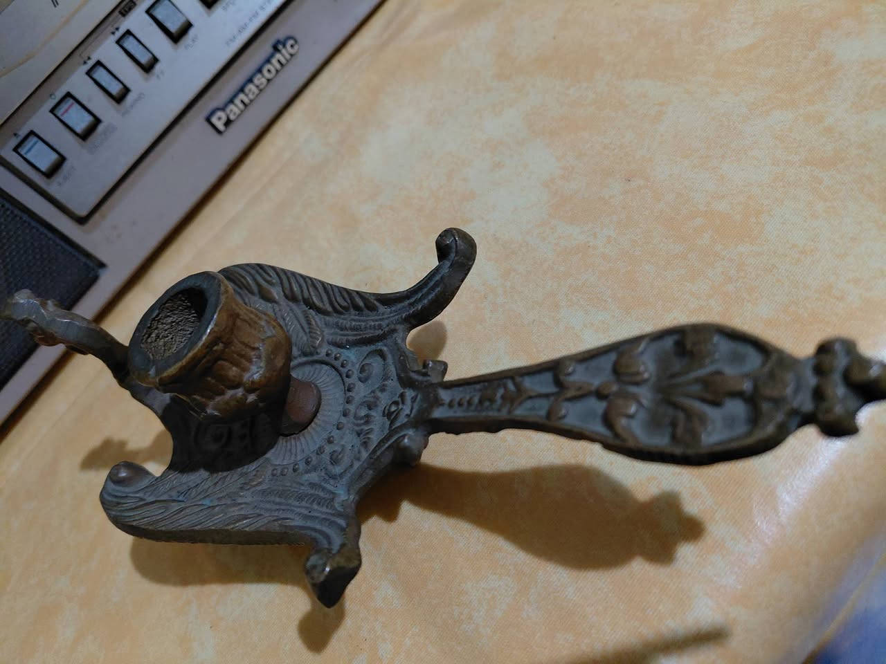 شمعدان انتيك ،حامل شموع إيطالي من 
النحاس الأصفر بتصميم طائر خيالي بقاعدة
19 * 8 cm قياسات
ارتفاع 8 cm 
380 grammes 
15 $
Italian Brass Fantasy Bird Footed Candle Holder


**إذا كنت صاحب هذا الإعلان وتريد حذفه لأي سبب، رجاءا أرسل رسالة إلى الدعم الفني**