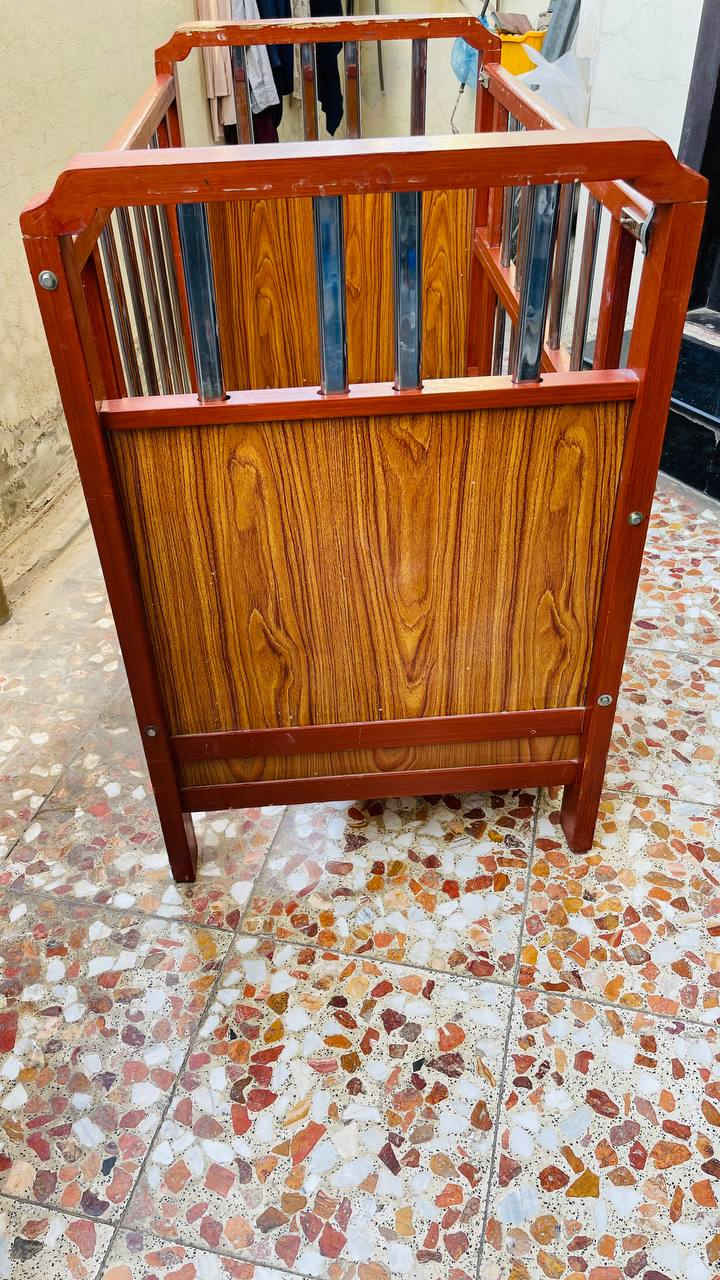 السلام عليكم ..جرباية للاطفال خشب عراقي قياسها 115×65  سانتيم ..وزنها ثقيل مع اعمدة ستيل  تحتوي على مجرات عدد 2 ..بيها فطر كما موضح بالصورة ..للاعمار من 1 سنة الى 5 سنوات سعرها 125 الف مع المجال ..مكاني بغداد السيدية قرب صعدة جسر الجادرية..رقمي *********** ..ملاحظة .متواجد في البيت بعد السابعة الرابعة مساءا
