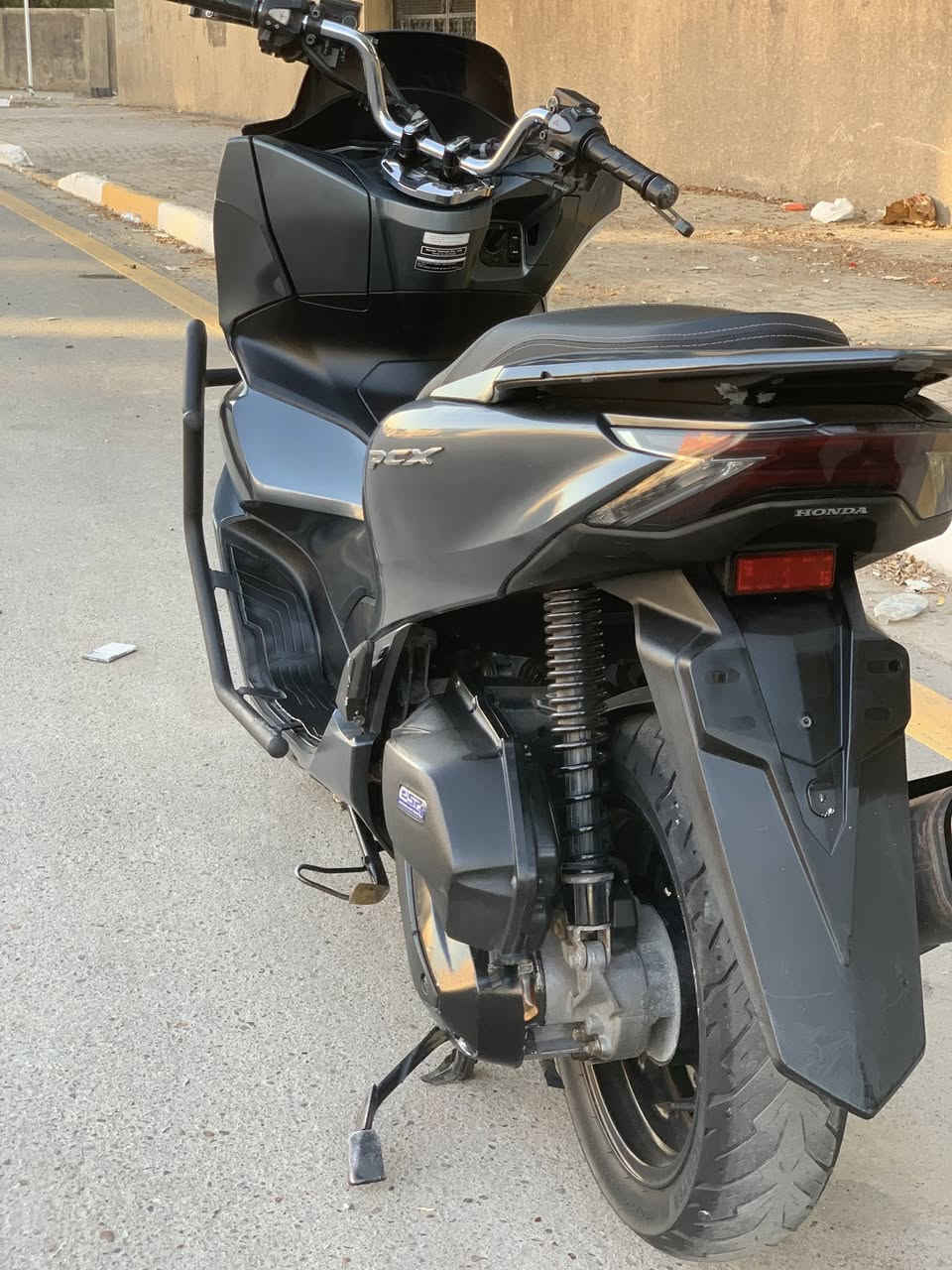 سلام عليكم Pcx جيل رابع وراد فيتنامي 

دراجة صالها شهر نازله من رمبه جديده جديده كلش ماشيه 11 الف دراجه زيرو مكفوله كفاله عامة مكينه ناعمه وبيها شلعه تشك كاع حساس زدحام حساس ستان حساس ABS حساس T درع اصلي عليها درجه جاهزه وتتخبل مكاني بغداد شراي يتصل وبخدمته *********** لمو شراي لا يتصل ويتعبني
