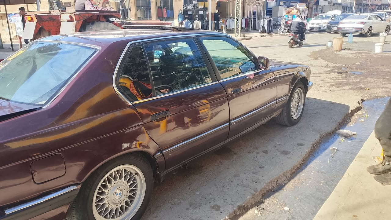 السلام عليكم اخوان عدنه هاي السيارا البيع بي ام 735 جديده طك كير محرك جديد طخم تايات  جداد جامات كهرب كشي ما يعوزها بس تغليف مال سكف يعوز اخوان وال شراي شوف يخابر شوف يراسل ***********
