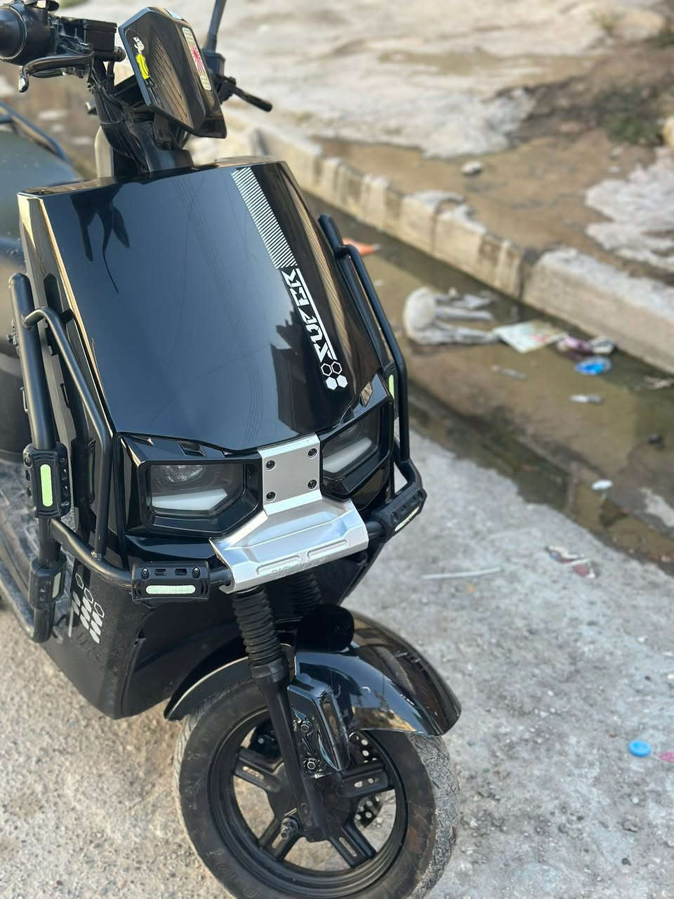 دراجه شحن بيها درع من كل جهات  6 بطاريات كلهن جدد دراجه كامله من كلشي كفرات نضيفه بركات تايرات هورن اشاير كدامكم نضافه سعرها 575 مكاتب بغداد دوره رقم ***********
