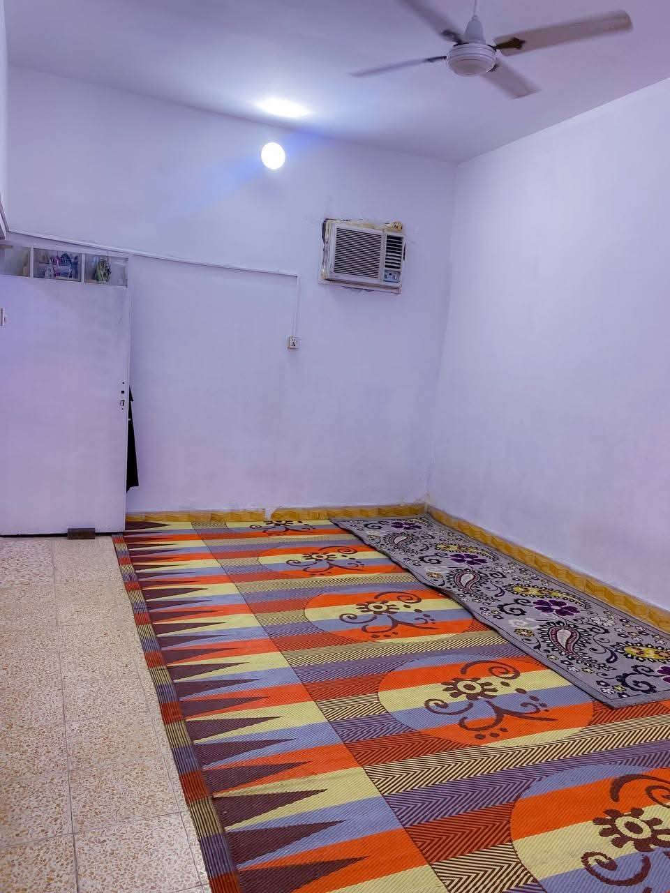 بيت للبيع في أم الكبر والغزلان شارع مرطبات الباندا قرب معمل الغاز مساحة البيت 150م طابقين ومحل للاستفسار ***********
