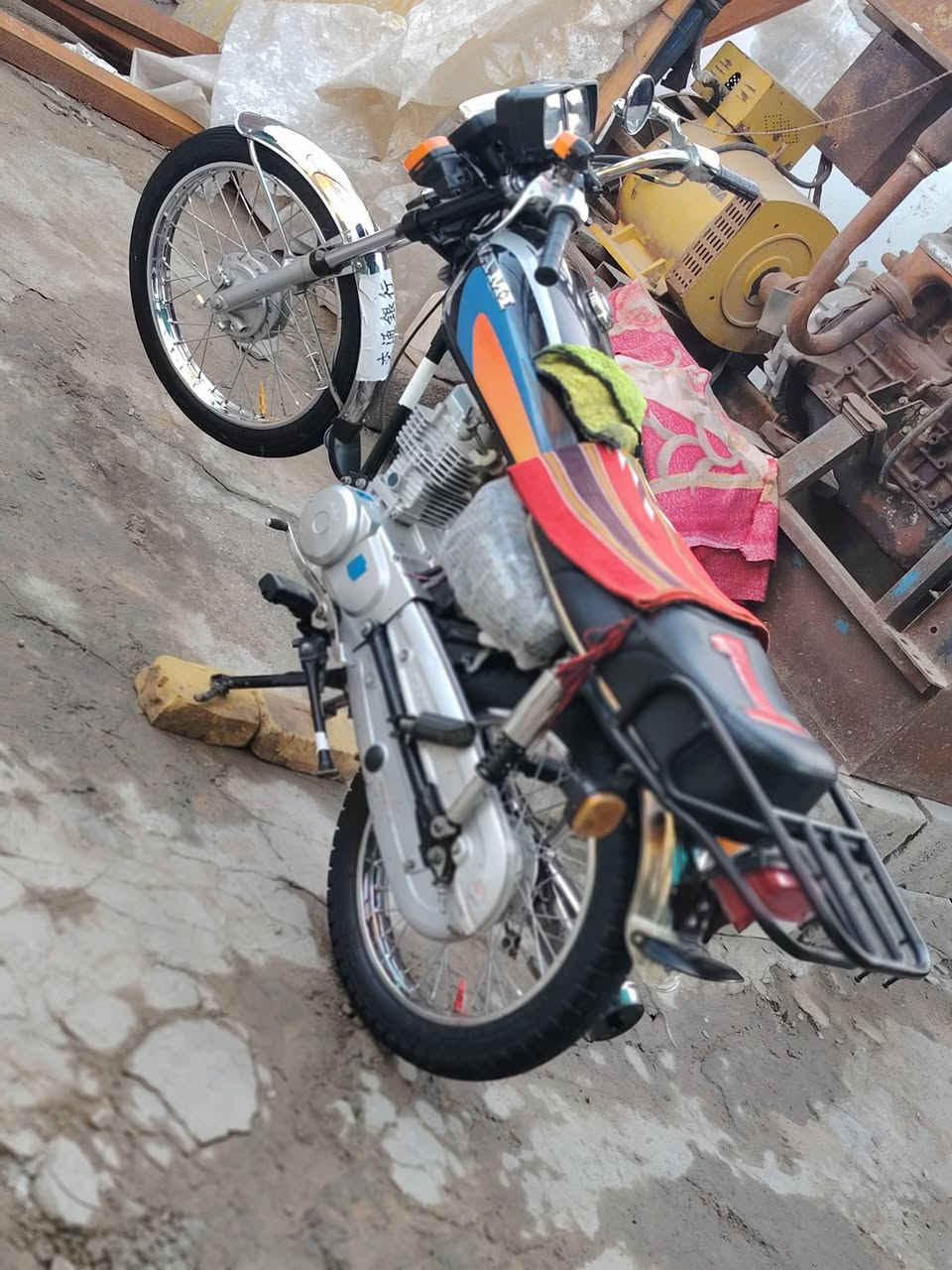 سلام عليكم دراجه وراق سكنر مدليل ربعه وعشرين معمره دراجه وجاهزه كلشي ما ذب عليه الشاصي 20مكاني الحمزة الشرقي  وهاذه رقمي ***********
